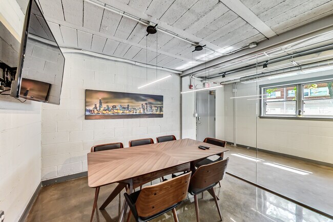 Building Photo - 551 W Euclid Ave