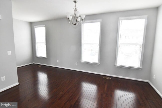 Building Photo - 165 Solara Dr
