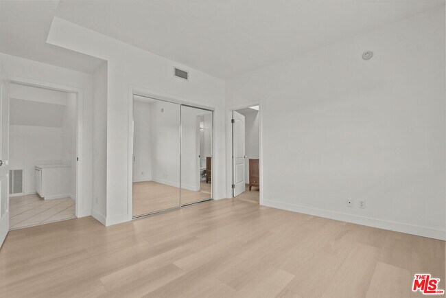 Building Photo - 3665 Alta Mesa Dr