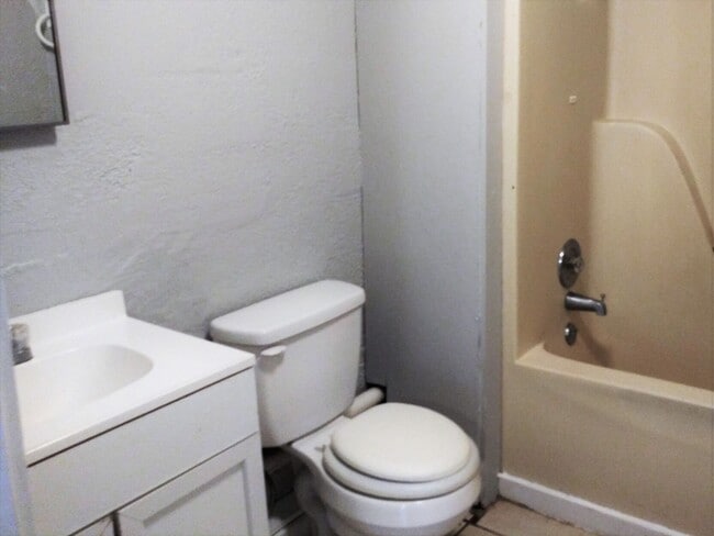 Building Photo - ~ ~ ~ ~ ~ YOU CAN'T BEAT THIS VALUE! ~ ~ ~ ~ ~  Spacious 3/2 Bungalow on a Quiet Street ~