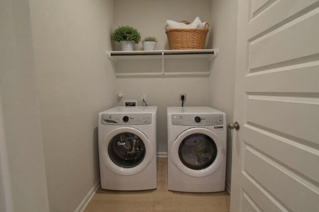 Building Photo - 12596 Canyon Falls Boulevard