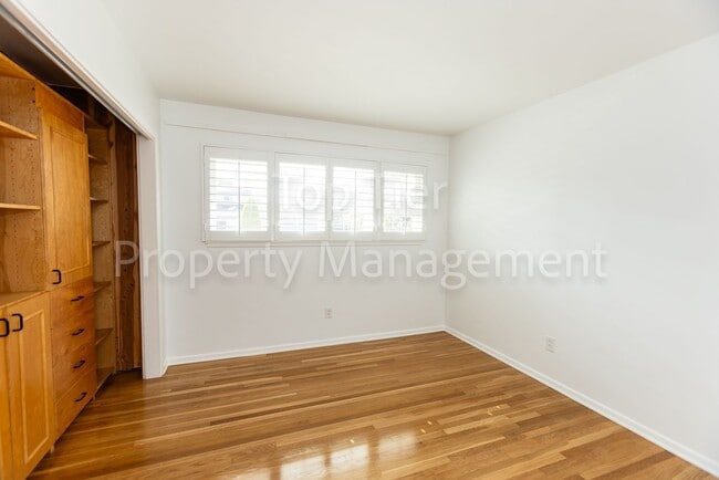 Building Photo - Charming Mid-Century Home | 4BR, 3BA | 2,4...