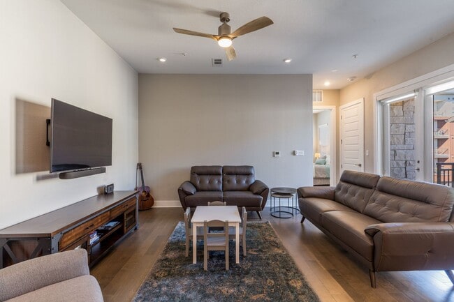 Building Photo - The Grove 2/2 Furnished