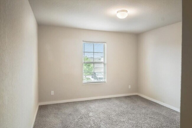Building Photo - 6830 Emerald Valley