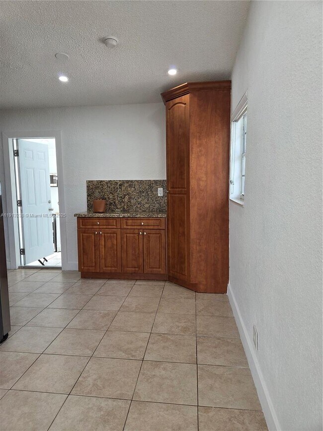 Building Photo - 340 SW 78th Ave