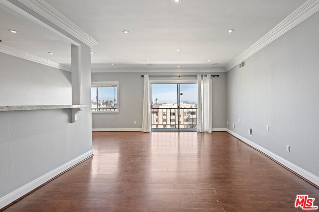 Building Photo - 1115 S Elm Dr