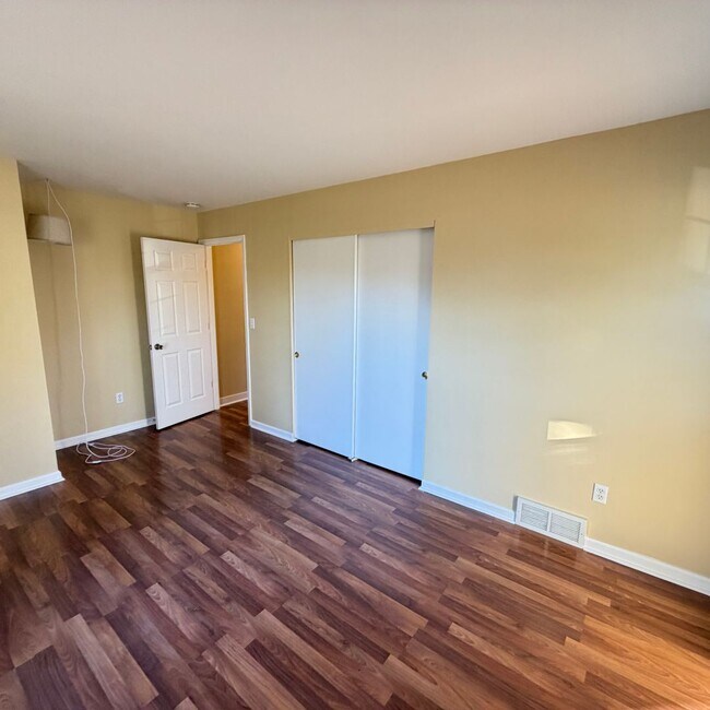 Building Photo - Four Bedroom Home in Forest Hills Schools!