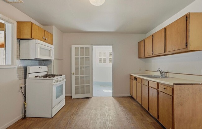 Building Photo - Sunny 2BR Home on South Bond with Sunroom + Extra Storage!