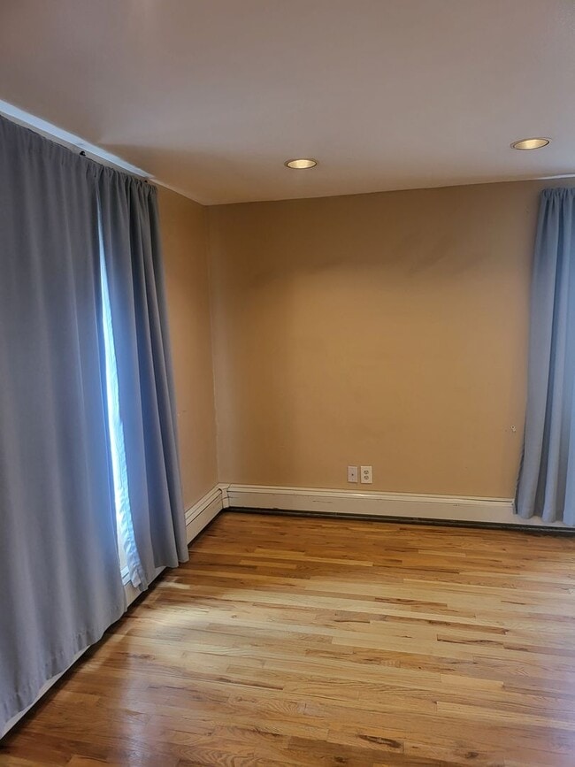 Building Photo - Adorable Nob Hill  3 bedroom 2  bath