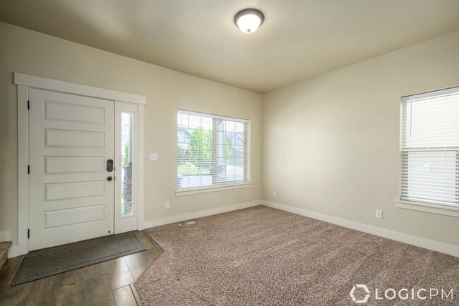 Building Photo - Stunning Single Family Home In Excellent L...