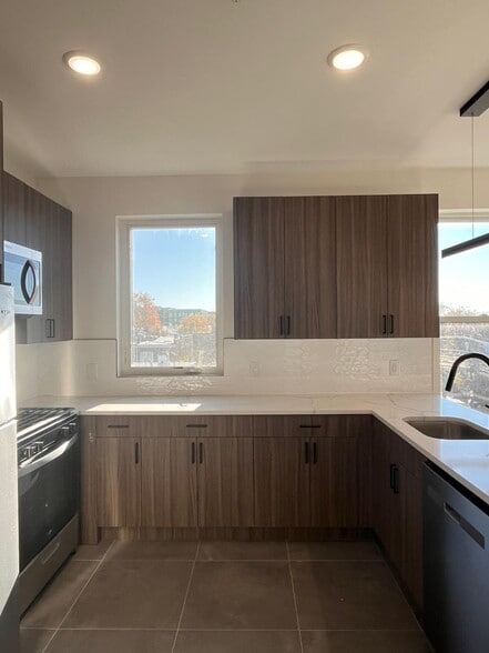 Building Photo - 130 Mallory Ave