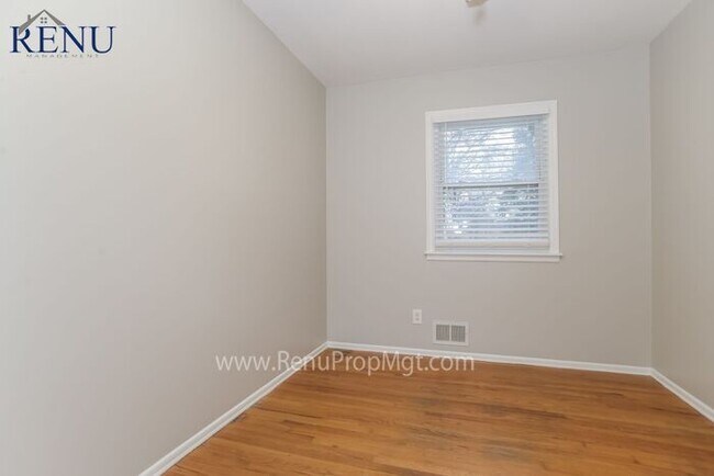 Building Photo - Available NOW! 3 bedroom Ranch Style Home ...