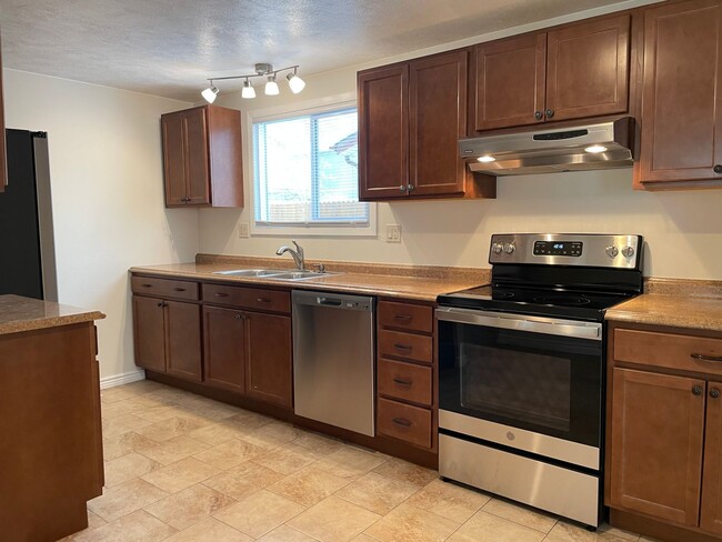 Building Photo - Updated 3BD/2.5BA Westminster Home