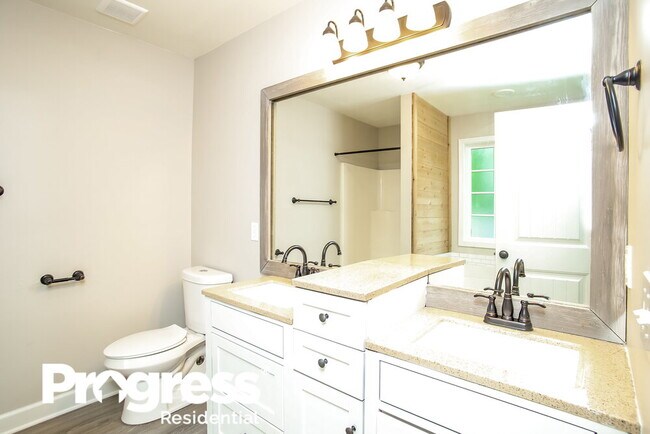 Building Photo - 305 Talon Dr SE