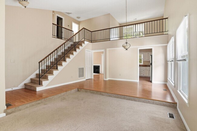 Building Photo - 10 Clover Dr