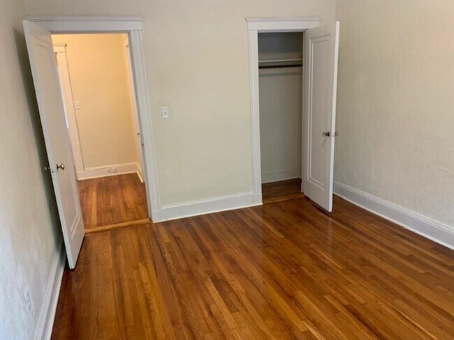 Building Photo - 9/1 NO FEE! Spacious 2BR in elevator building, reno. kitchen