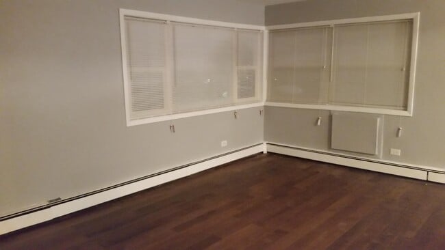 Building Photo - 2405 W Balmoral Ave