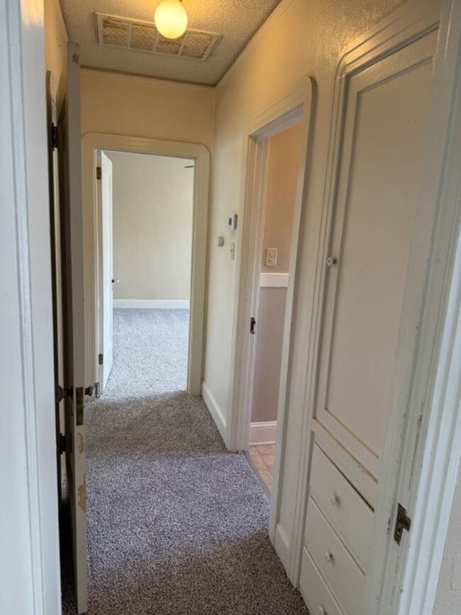 Building Photo - Rare 2 Bedroom Home Downtown Dixon *Star R...
