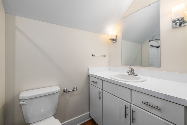 Building Photo - Immediate Move In Remodeled 3 Bed close to...