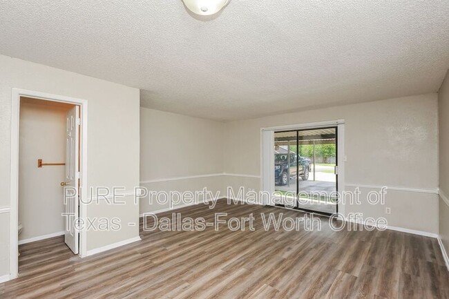 Building Photo - 1128 Highbush Dr