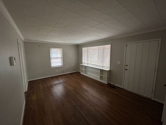 Building Photo - Adorable 3-Bedroom Home with Fenced Backya...