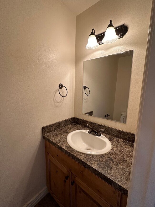 Building Photo - Desirable 2 Bed 1.5 Bath Lincoln Park Townhome