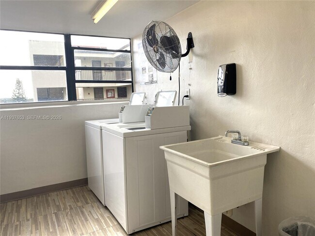 Building Photo - 2322 S Cypress Bend Dr