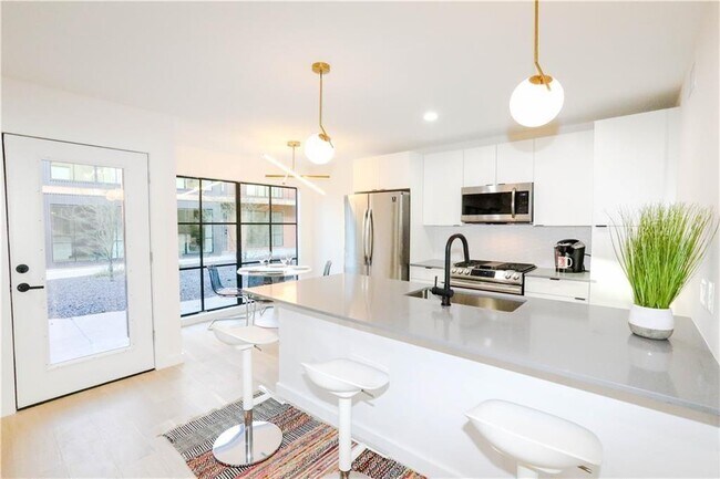 Building Photo - 400 E 30th St