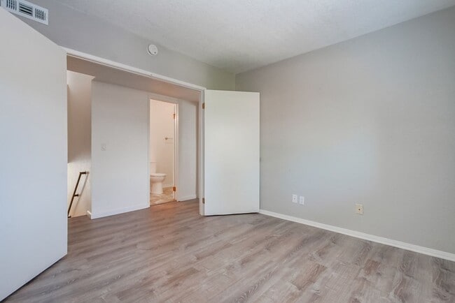 Building Photo - Downtown Vista Townhome, Available Now!