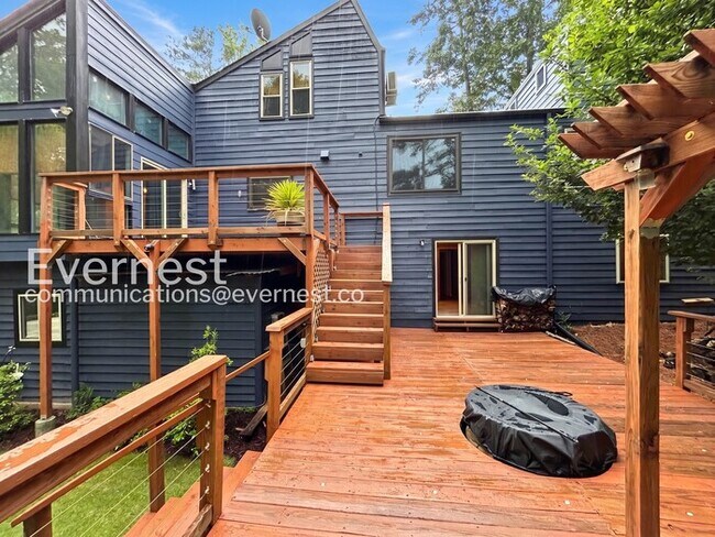 Building Photo - Beautiful 4 Bed/3 Bath Home with 3 Car Garage / Available Now!