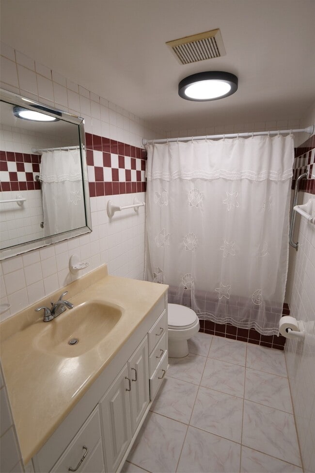 Building Photo - 19403 Long Lake Dr