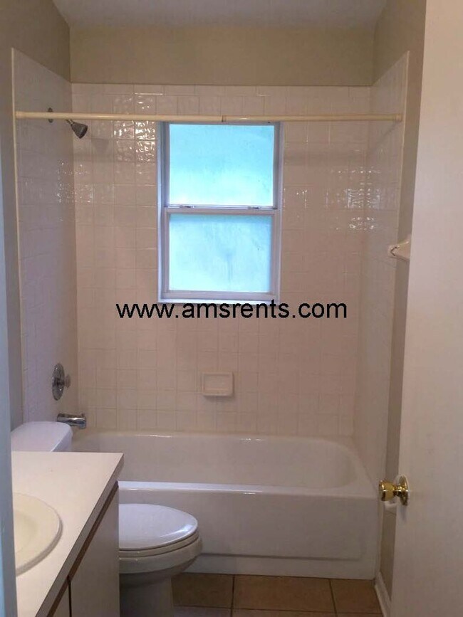 Building Photo - Spacious 3 bedroom 2 bath in Apopka