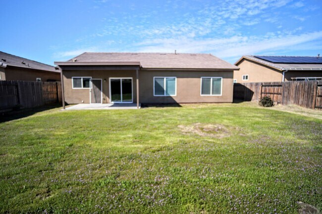 Building Photo - Charming 3 Bed / 2 Bath Home with Garage in Bakersfield!