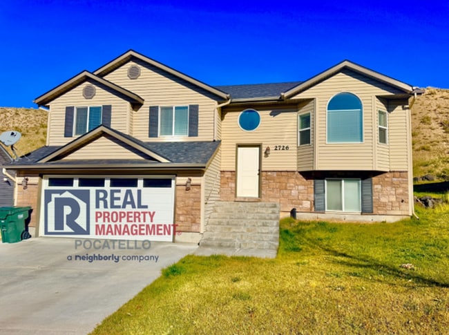 Building Photo - Beautiful 4 bed 3 bath home - 2 car garage...