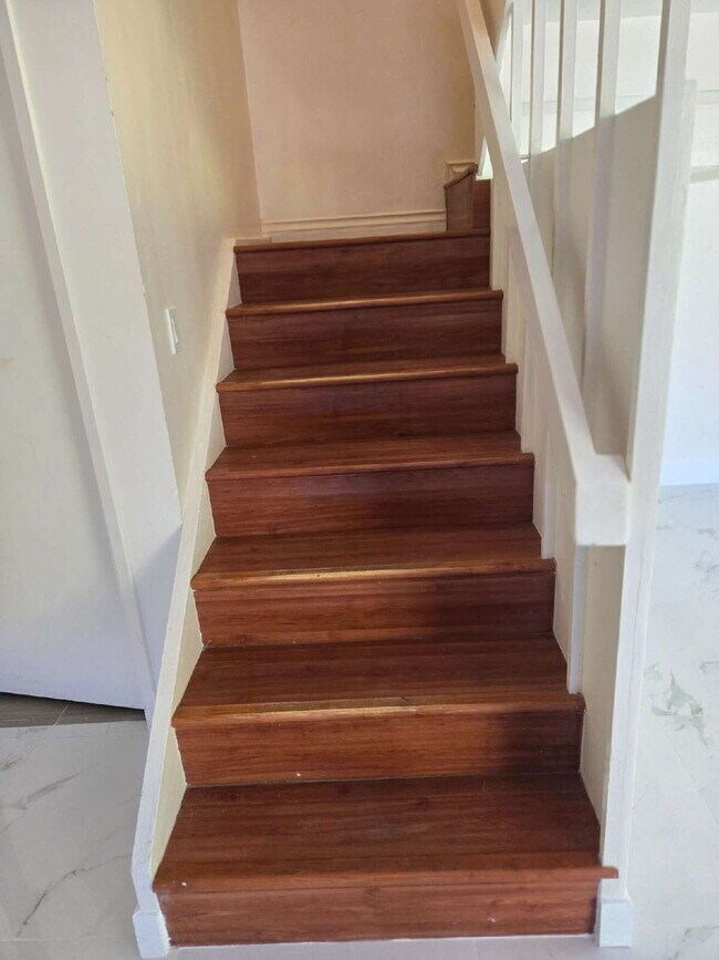Building Photo - A spacious 3-bed, 2-bath condo is convenie...