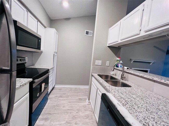 Building Photo - 2121 El Paseo St