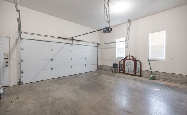 Building Photo - 4Bd/3.5Ba Home Available