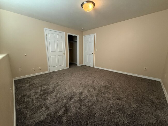 Building Photo - 460 Center St