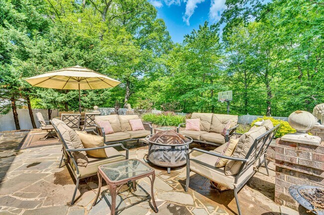 Building Photo - Modern 4 BR Colonial Retreat in River Bend...