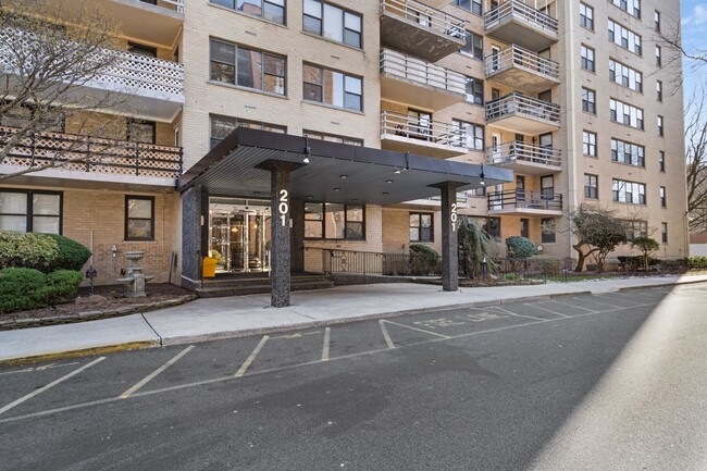Building Photo - 201 St Pauls Ave