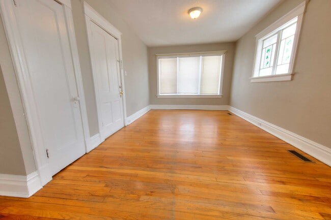 Building Photo - Charming & Spacious 3-Bedroom Unit with Private Master Suite