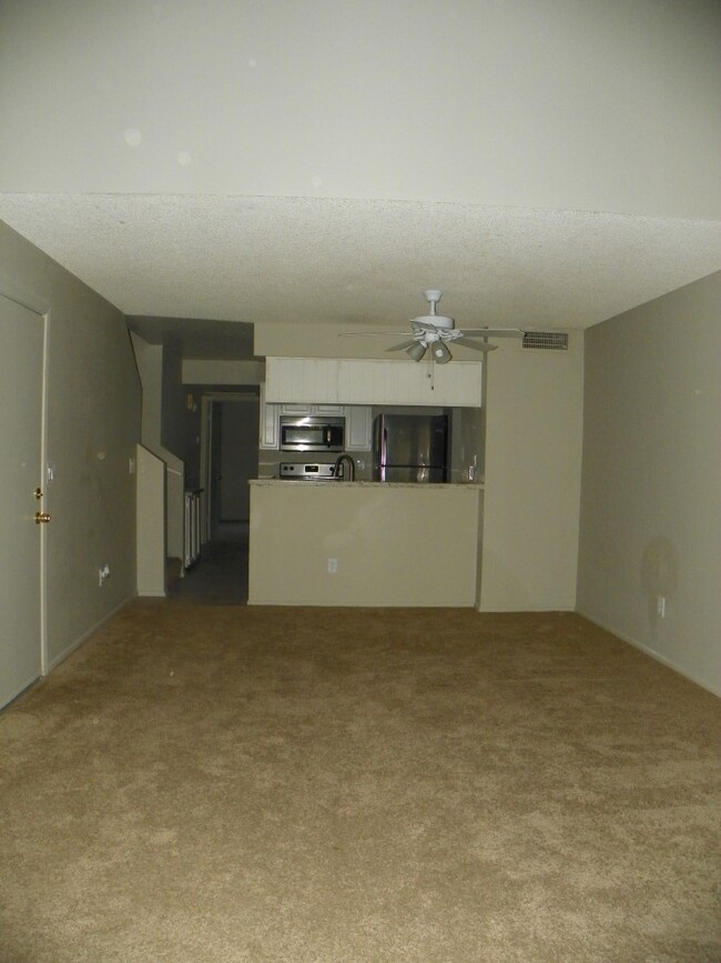 Building Photo - 2 Bedroom townhome with garage! Remodeled ...