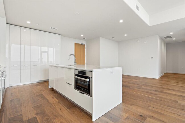 Building Photo - 44 East Ave