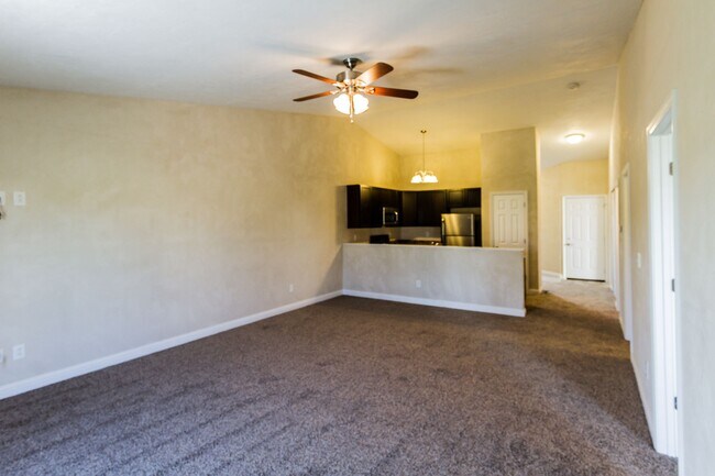 Building Photo - 2 bed 2 bth duplex- available now