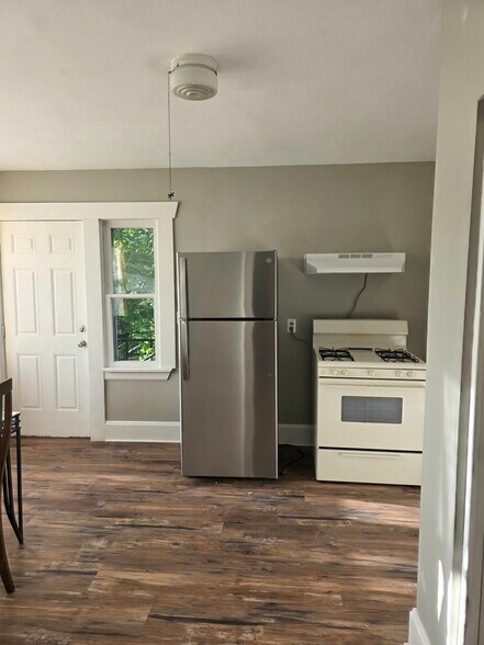 Kitchen - 220 E Oakland Ave