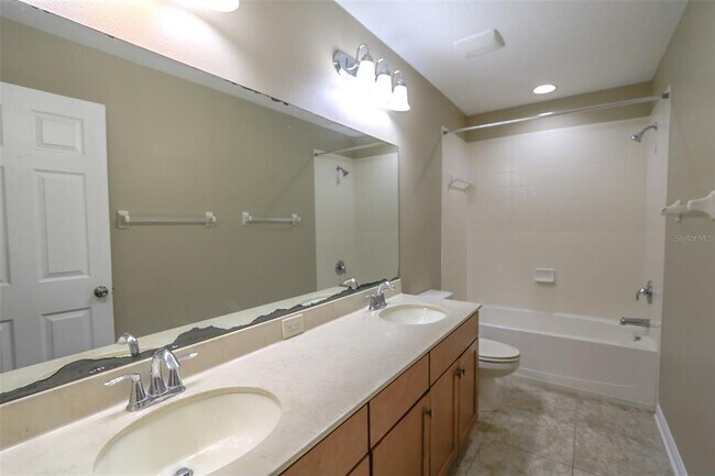 Building Photo - 1208 Oakcrest Dr