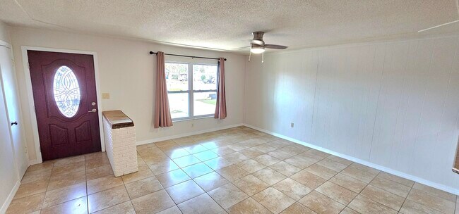 Building Photo - 1380 Floral Ln