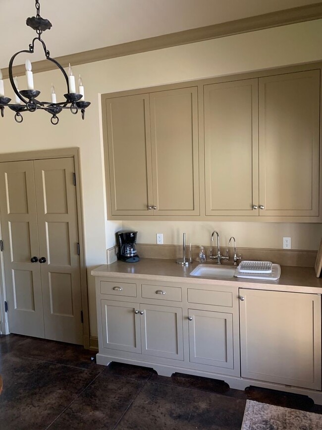 Building Photo - Guest House