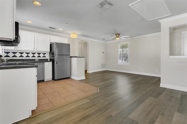 Building Photo - 1136 Fern Ave