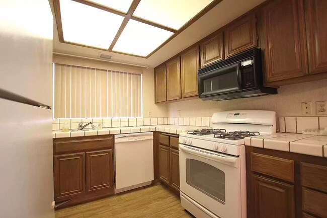 Building Photo - 424 W Avenue J5